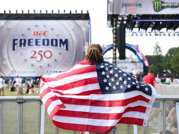 Una aficionada, entre el público durante el UFC Freedom 250 Fan Fest, el megaevento histórico de artes marciales mixtas, el 14 de junio de 2026, en Washington, DC.