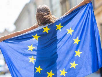 Una adolescente se coloca la bandera de la Unión Europea a modo de capa, en una imagen de archivo.