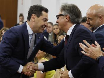 El presidente de la Junta de Andalucía, Juanma Moreno, saluda al que será su vicepresidente, Manuel Gavira (Vox).