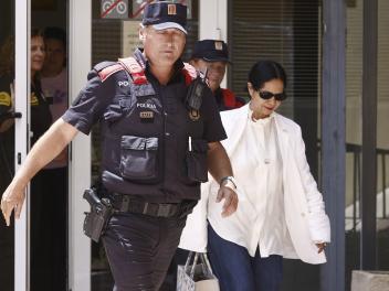 Julia L, la psicoterapeuta de la familia Andic, a la salida del juzgado tras declarar esta mañana ante la jueza del juzgado de Martorell (Barcelona)