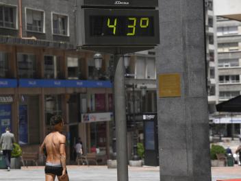 Un hombre semidesnudo pasea por el centro de Oviedo, en plena ola de calor.