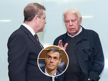 Fotomontaje de una imagen de Emiliano García-Page y Felipe González, con otra de Pedro Sánchez.