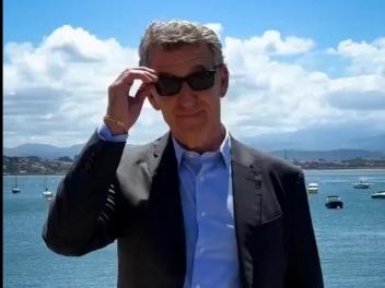 Feijóo sacándose las gafas de sol.