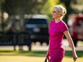 Natalie Harp, asistente ejecutiva del presidente de EEUU, Donald Trump, camina detrás del mandatario hacia su helicóptero en el jardín sur de la Casa Blanca, el 10 de abril de 2026.