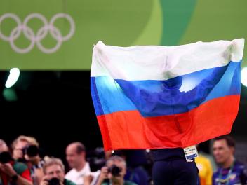 Una bandera rusa, frente al logo olímpico en los Juegos de Río 2016