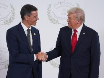 El apretón de manos entre Pedro Sánchez y Donald Trump en octubre del 2025.
