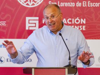 El secretario general del PP, Miguel Tellado, durante los cursos de verano de la Universidad Complutense de Madrid, en San Lorenzo de El Escorial.