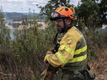 Un bombero forestal en un incendio