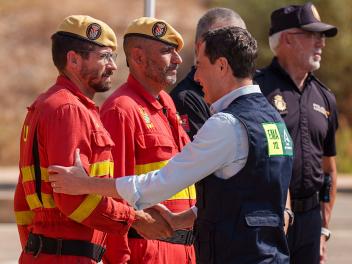 Juanma Moreno felicita y agradece su labor al personal de extinción del incendio de Los Gallardos