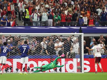 Momento del gol de Mikel Oyarzabal de penalti