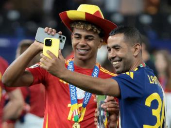 Lamine Yamal junto a su padre, Mounir Nasraoui.