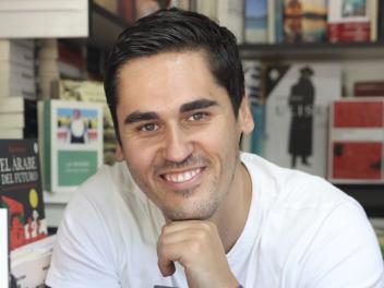 El escritor y activista Fonsi Loaiza.