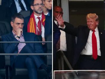 Sánchez sentado y con semblante serio en un palco de un estadio; a su derecha en otra foto Donald Trump sonriendo y saludando entrando en otro palco