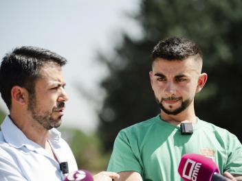 El portavoz de Vox en las Cortes de Castilla-La Mancha y diputado por Guadalajara, Iván Sánchez (i), y el alcalde de Vox de Robledillo de Mohernando, Rubén Marchamalo (d), ofrecen declaraciones a los medios
