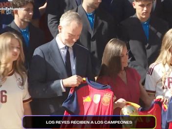 El rey Felipe VI recibe la camiseta de la selección con las dos estrellas.