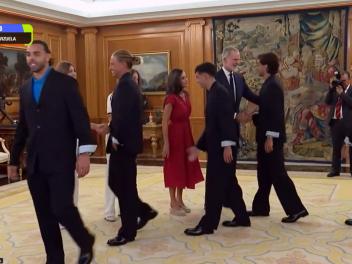 Felipe VI saluda a los jugadores de la Selección española.