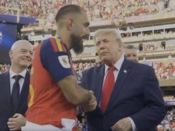 Iglesias le da la mano a Trump