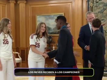 Los reyes reciben a a la selección de fútbol española.