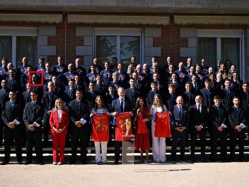 Marc Cucurella, durante la foto de familia con los reyes