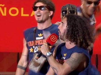 Marc Cucurella en la celebración del Mundial en Cibeles.