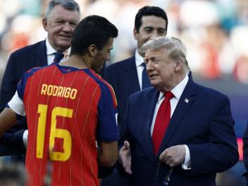 Rodri, capitán de la selección española, da la mano a Donald Trump tras hacerse con la copa del mundo.