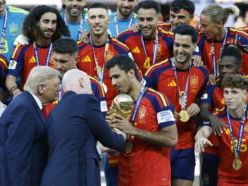 Rodri levantando la copa del mundo en el podio.