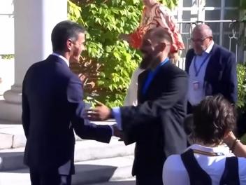 El saludo entre Borja Iglesias y Pedro Sánchez.