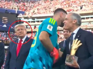 La reacción de Trump al ver el abrazo entre Unai Simón y Carney.