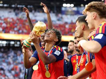 Lamine Yamal, levantando la Copa del Mundo.