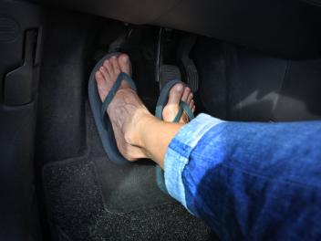 Una persona conduce con chanclas.