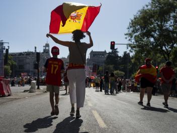 Madre e hijo durante la celebración del Mundial de 2026.
