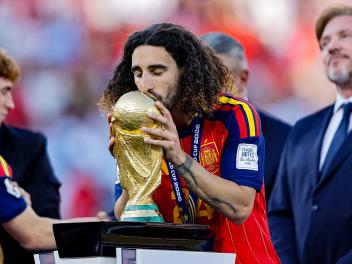 Marc Cucurella besa la Copa del Mundo.