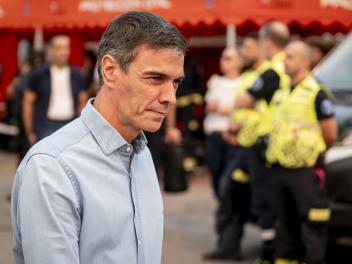 El presidente del Gobierno, Pedro Sánchez, en Cenicientos (Madrid) durante los incendios.