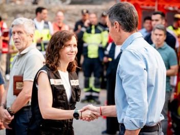 Isabel Díaz Ayuso y Pedro Sánchez se saludan en una comparecencia desde Cenicientos el pasado sábado