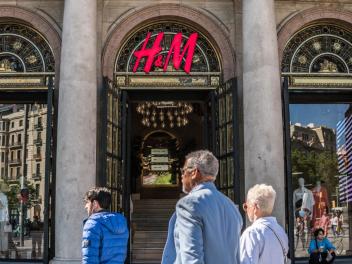 Peatones pasan frente a la tienda de la multinacional sueca de ropa H&M en Barcelona, en una imagen de 2022.