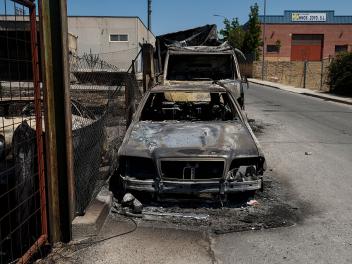 Varios coches quemados en los incendios de Madrid.