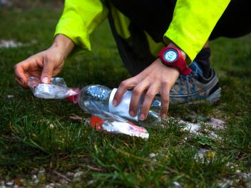 Una persona recoge la basura de la montaña.
