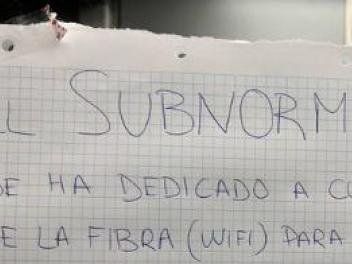 Cartel colgado en una comunidad de vecinos.