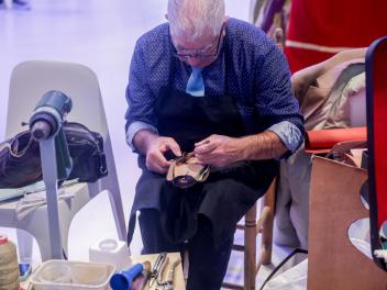 Un zapatero en una imagen de archivo en FITUR