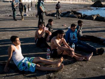 Migrantes recién llegados a nado a la costa de Ceuta desde Marruecos.