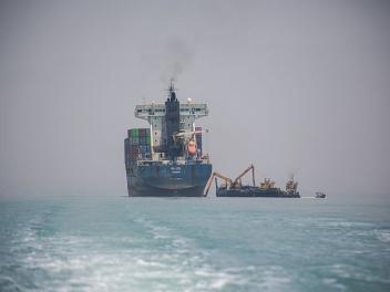 Rescate de un buque portacontenedores surcoreano que encalló tras elegir la ruta equivocada al intentar navegar por Ormuz, a la altura de Omán, el 18 de junio de 2026.