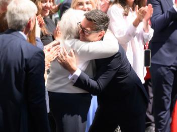 El nuevo Primer Ministro y líder del Partido Laborista, Andy Burnham, abraza a su madre, Eileen Burnham, a su llegada a Downing Street, el 20 de julio de 2026.
