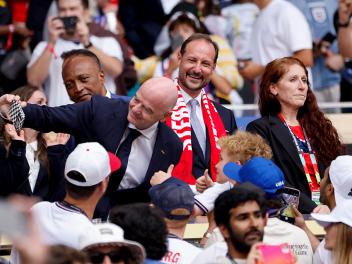 Lisa Klaveness 'pasando' del selfi de Infantino con el príncipe Haakon de Noruega en el palco de Miami durante el Mundial