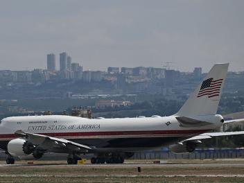 El avión que transporta al presidente estadounidense Donald Trump llega al aeropuerto de Ankara (Turquía), de cara a la cumbre de la OTAN, el 7 de julio de 2026.