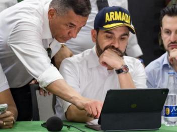 El presidente de Colombia, Abelardo de la Espriella, escucha al ministro de Defensa, Jorge Eduardo Mora López, en un puesto de mando del terremoto en Quibdó, el 10 de agosto de 2026.