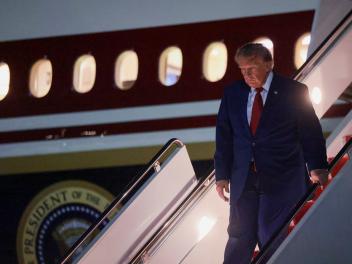 El presidente de EEUU, Donald Trump, desembarca por la escalerilla del Air Force One en la base conjunta Andrews, en Maryland, el 11 de agosto de 2026.