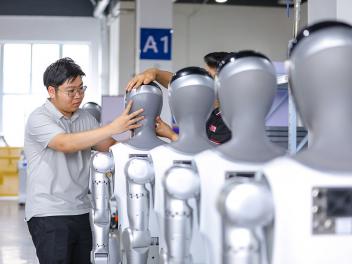 Un técnico ensambla piezas para robots humanoides en el Parque Industrial de Inteligencia Corporal de Guohua, en Qingdao (China), el 14 de julio de 2026.