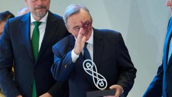 ALICANTE, SPAIN - MARCH 01: Mariano Barbacid (C) receives an "Investigation National Award" 2022 at the 'Casa Mediterraneo' on March 01, 2023 in Alicante, Spain. (Photo by Carlos Alvarez/Getty Images)