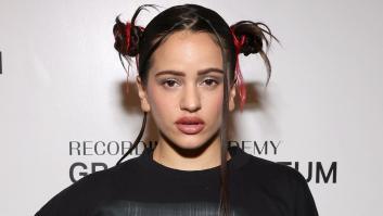 Rosalía muestra los secretos de su bolso y nos deja sin palabras