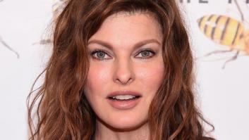 Linda Evangelista reaparece después del procedimiento que la dejó "brutalmente desfigurada"